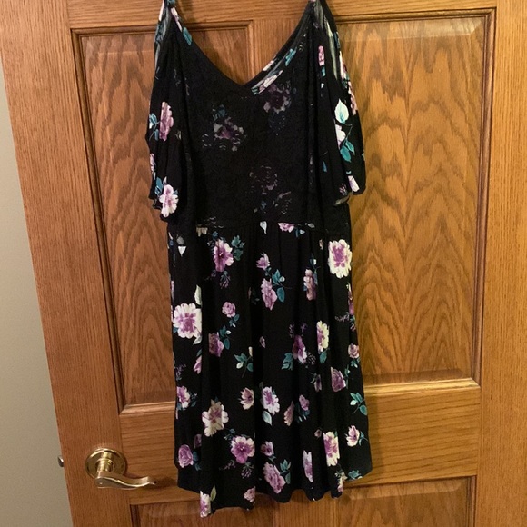 Torrid floral and lace coke shoulder - Picture 3 of 3